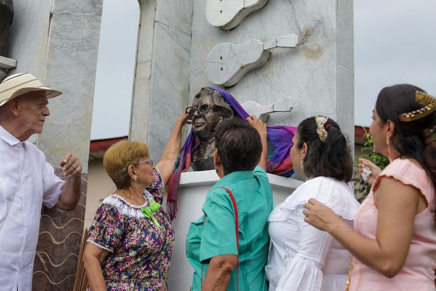 Museo de Guararé exhibe nuevo busto en honor a Dora Pérez de Zárate