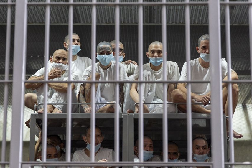 EEUU envió a El Salvador a 17 criminales violentos del Tren de Aragua y la MS-13