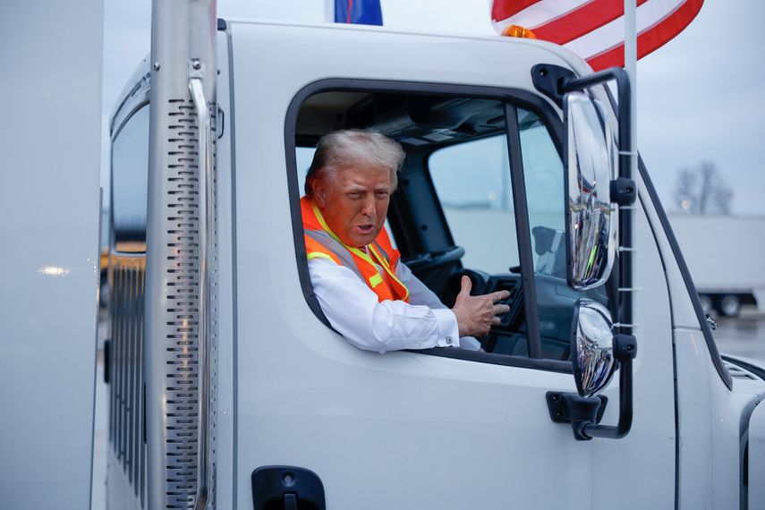Trump llegó a un mitin en un camión de basura tras la crítica de Biden. Trump llegó a un mitin en un camión de basura tras la crítica de Biden.
