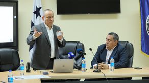 Autoridades de la ATTT presentaron la nueva licencia en Panamá