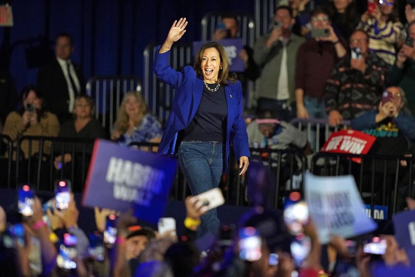 Donald Trump ha cubierto de elogios este jueves a los latinos y Kamala Harris los corteja con la ayuda de Jennifer Lopez, Maná y los Tigres del Norte, pero les advierte que lo importante "no es solo lo que dice" su rival republicano, sino lo que hará. Donald Trump ha cubierto de elogios este jueves a los latinos y Kamala Harris los corteja con la ayuda de Jennifer Lopez, Maná y los Tigres del Norte, pero les advierte que lo importante "no es solo lo que dice" su rival republicano, sino lo que hará.