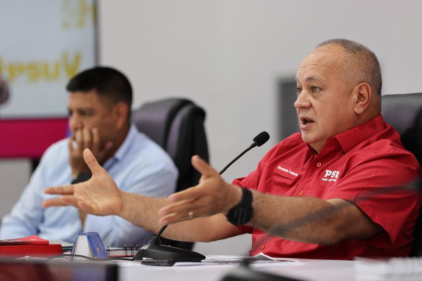 El ministro de Interior y Justicia de Venezuela, Diosdado Cabello, acusó al presidente de Panamá, José Raúl Mulino, de haber permitido el flujo de migrantes irregulares por la selva del Darién, la frontera natural de Colombia y el país centroamericano. El ministro de Interior y Justicia de Venezuela, Diosdado Cabello, acusó al presidente de Panamá, José Raúl Mulino, de haber permitido el flujo de migrantes irregulares por la selva del Darién, la frontera natural de Colombia y el país centroamericano.