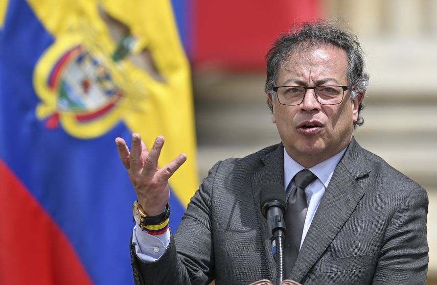 La autoridad electoral de Colombia (CNE) decidió este martes iniciar una investigación administrativa contra el presidente Gustavo Petro por presuntamente violar los topes de gastos en su campaña de 2022, pesquisas que el mandatario tilda de intento "golpe de Estado". La autoridad electoral de Colombia (CNE) decidió este martes iniciar una investigación administrativa contra el presidente Gustavo Petro por presuntamente violar los topes de gastos en su campaña de 2022, pesquisas que el mandatario tilda de intento "golpe de Estado".