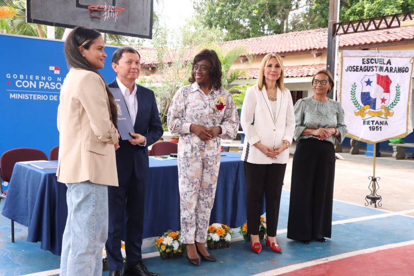 Meduca entrega órdenes de proceder por más de $86 millones para centros educativos