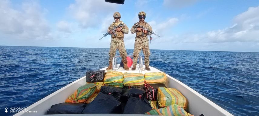 Agentes del Servicio Nacional Aeronaval (Senan) de Panamá incautaron un total de 2.134 paquetes de droga en dos operaciones realizadas durante las últimas 24 horas en aguas del Pacífico panameño, informaron este viernes fuentes oficiales. Agentes del Servicio Nacional Aeronaval (Senan) de Panamá incautaron un total de 2.134 paquetes de droga en dos operaciones realizadas durante las últimas 24 horas en aguas del Pacífico panameño, informaron este viernes fuentes oficiales.