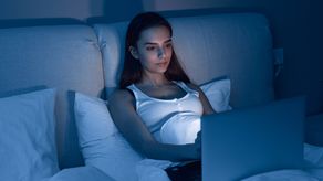 Un alto porcentaje de personas utilizan dispositivos electrónicos desde la cama