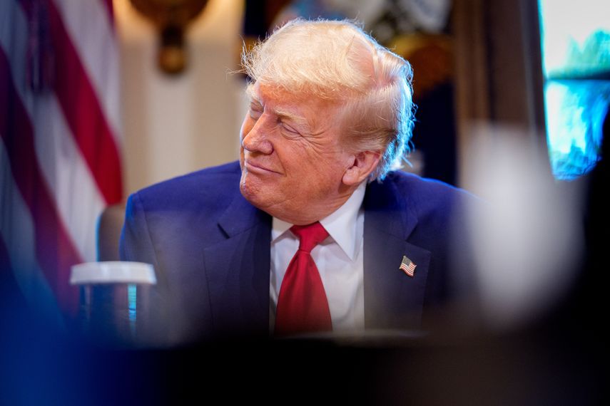 Trump revive guerra comercial con aranceles de al menos 25% a una docena de países