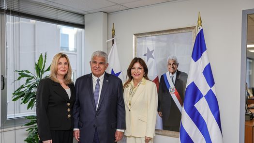 El reforzamiento de las estrategias de Panamá para elevar la calidad de su Registro de Naves —incluyendo la aplicación de nuevas tecnologías— y la búsqueda de soluciones a situaciones externas que afectan a los buques con bandera panameña fueron los temas centrales abordados este jueves por el presidente de la República, José Raúl Mulino, en el Consulado General de Panamá en El Pireo, Grecia, como parte de la visita de Estado a esta nación. El reforzamiento de las estrategias de Panamá para elevar la calidad de su Registro de Naves —incluyendo la aplicación de nuevas tecnologías— y la búsqueda de soluciones a situaciones externas que afectan a los buques con bandera panameña fueron los temas centrales abordados este jueves por el presidente de la República, José Raúl Mulino, en el Consulado General de Panamá en El Pireo, Grecia, como parte de la visita de Estado a esta nación.