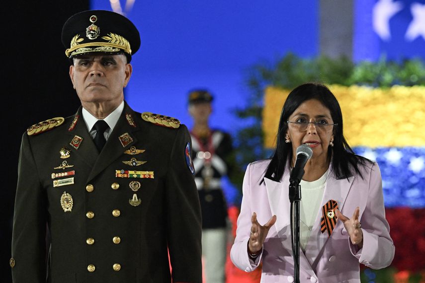 La presidenta de Venezuela, Delcy Rodríguez, destituyó el miércoles al ministro de Defensa, Vladimir Padrino, que estuvo al frente de las ideologizadas fuerzas armadas durante más de una década.