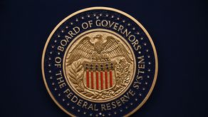 La Reserva Federal estadounidense (Fed, banco central) mantuvo el miércoles sus tasas de interés por segunda reunión consecutiva y subrayó que el impacto de la guerra en Oriente Medio sobre la mayor economía mundial es incierto. Las tasas de referencia siguen por lo tanto en el nivel que tienen desde diciembre, entre 3,50% y 3,75%.