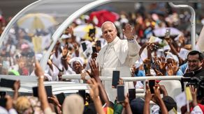 El papa dice que hay pan para todos si no se acapara, en misa multitudinaria en Duala