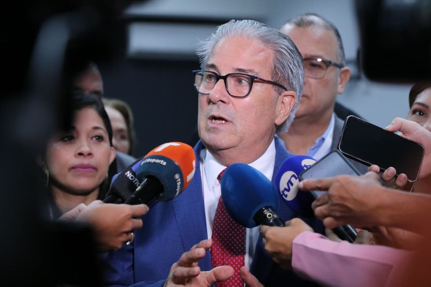 Ministro de Salud admite que cubrir plazas médicas es un problema complejo