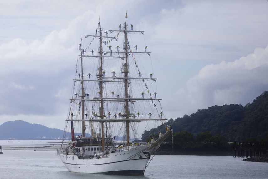 El buque escuela de la Armada de Ecuador 'Guayas' llegó este viernes a Panamá y estará hasta este domingo tras más de siete meses de travesía, que lo llevó a países como Estados Unidos, Finlandia o España, antes de regresar al puerto de Guayaquil, de donde zarpó el pasado 2 de mayo. El buque escuela de la Armada de Ecuador 'Guayas' llegó este viernes a Panamá y estará hasta este domingo tras más de siete meses de travesía, que lo llevó a países como Estados Unidos, Finlandia o España, antes de regresar al puerto de Guayaquil, de donde zarpó el pasado 2 de mayo.