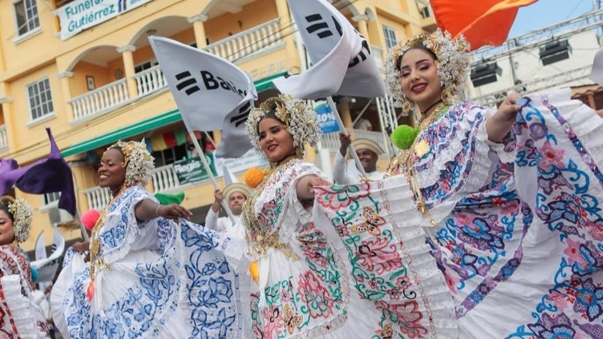 Empolleras damas ataviadas se lucieron en Las Tablas. Empolleras damas ataviadas se lucieron en Las Tablas.