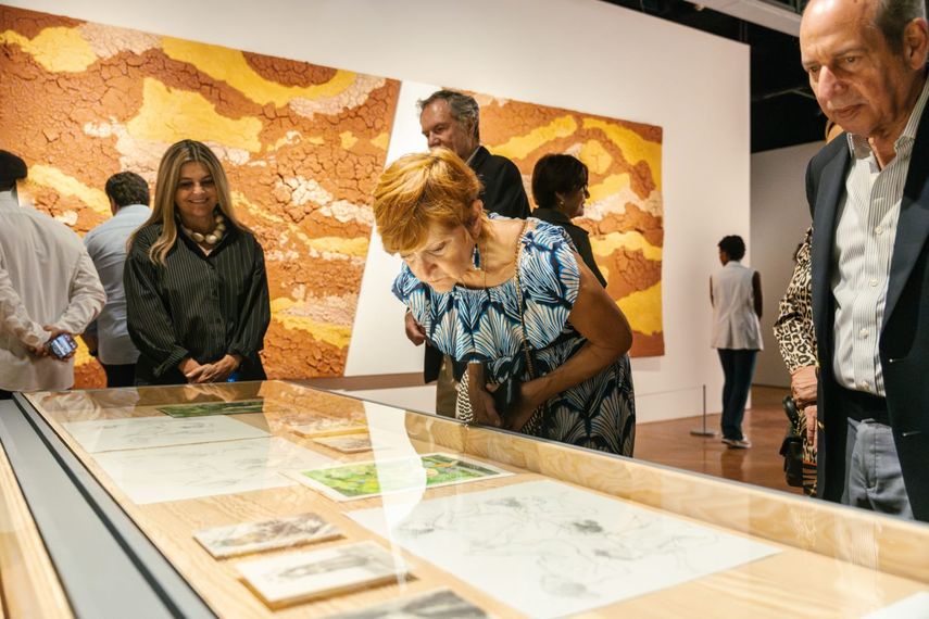 Panamá regresa con fuerza a esta prestigiosa cita internacional en su edición 2026. Reconocida como la muestra de arte contemporáneo más influyente del mundo, la Bienal —fundada en 1895— reúne cada dos años a artistas, curadores, coleccionistas y expertos que marcan el pulso de la escena artística global. Panamá regresa con fuerza a esta prestigiosa cita internacional en su edición 2026. Reconocida como la muestra de arte contemporáneo más influyente del mundo, la Bienal —fundada en 1895— reúne cada dos años a artistas, curadores, coleccionistas y expertos que marcan el pulso de la escena artística global.