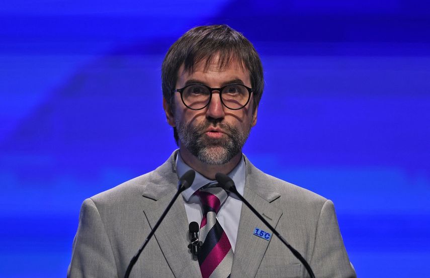 Guibeault defendió la visita considerando crucial la colaboración sobre el clima y la biodiversidad, pero también para "comenzar a reconstruir puentes con China a nivel diplomático". Guibeault defendió la visita considerando crucial la colaboración sobre el clima y la biodiversidad, pero también para "comenzar a reconstruir puentes con China a nivel diplomático".