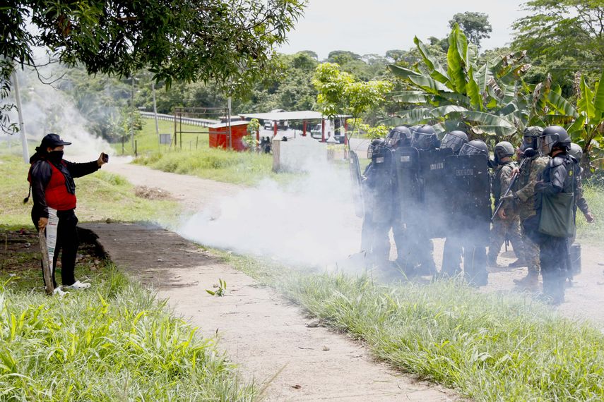 Las protestas en contra de una reforma a la Seguridad Social de Panamá continuaron este miércoles en Bocas del Toro con algunos enfrentamientos entre la Policía y manifestantes, que rechazan la opción de un posible diálogo y aseguran estar dispuestos a "dar sangre" por tumbar esa ley ya en vigor. Las protestas en contra de una reforma a la Seguridad Social de Panamá continuaron este miércoles en Bocas del Toro con algunos enfrentamientos entre la Policía y manifestantes, que rechazan la opción de un posible diálogo y aseguran estar dispuestos a "dar sangre" por tumbar esa ley ya en vigor.