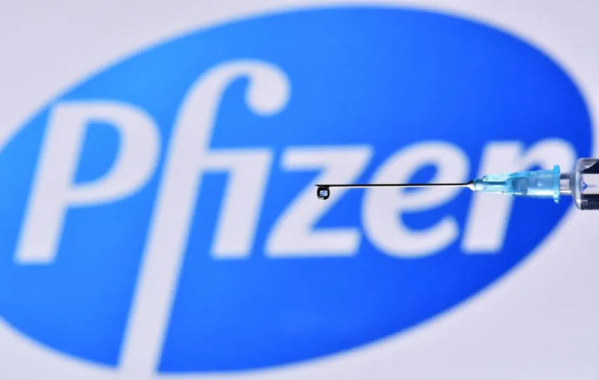 El gigante farmacéutico estadounidense Pfizer y su socio alemán BioNTech anunciaron este jueves el lanzamiento de la primera fase de ensayo de una vacuna a base de ARN mensajero (ARNm) combinando la protección contra la gripe y el covid-19.
