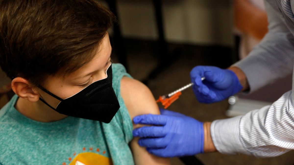 Perú empieza a vacunar a niños contra covid-19 en medio de alza de contagios