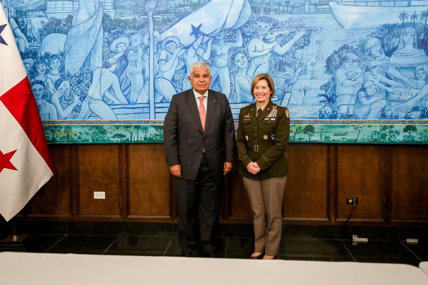 En una reunión clave celebrada este martes en el Palacio de las Garzas, el Presidente de Panamá, José Raúl Mulino, y la jefa del Comando Sur de EE.UU., General Laura Richardson, abordaron urgentes asuntos hemisféricos. En una reunión clave celebrada este martes en el Palacio de las Garzas, el Presidente de Panamá, José Raúl Mulino, y la jefa del Comando Sur de EE.UU., General Laura Richardson, abordaron urgentes asuntos hemisféricos.