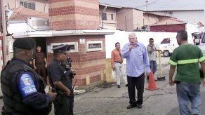 Allanan oficinas administrativas de los Super 99 de Ricardo Martinelli