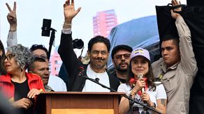 El candidato izquierdista a la presidencia de Colombia, Iván Cepeda, cerró el sábado su campaña en un evento junto a miles de personas en la capital Bogotá, a una semana del balotaje en el que enfrentará al ultraderechista Abelardo de la Espriella.