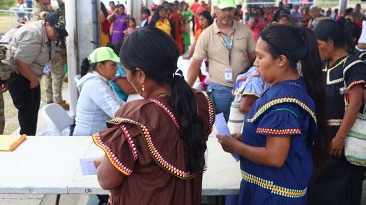 Panamá: Hasta ocho horas de caminatas por $120: la dura realidad de ayudas sociales