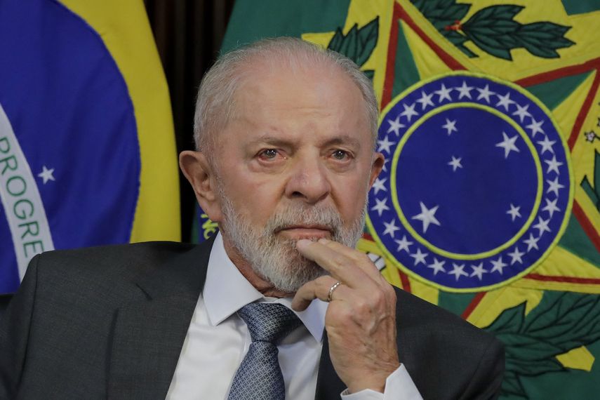 Lula da Silva se recupera tras una operación por una hemorragia intracraneal. Lula da Silva se recupera tras una operación por una hemorragia intracraneal.