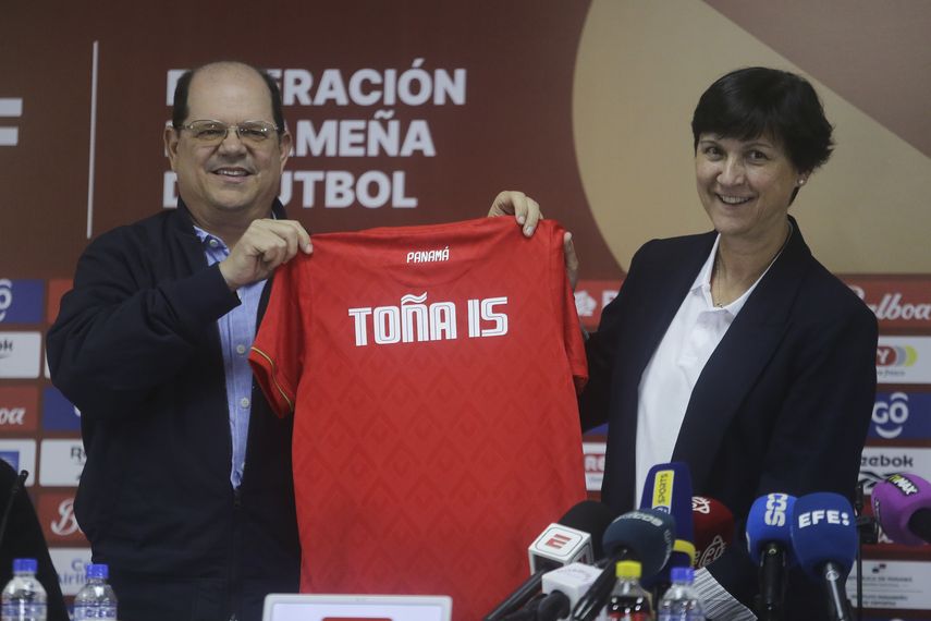 El "trabajo y la intensidad" en la cancha son las primeras exigencias de la entrenadora española María Antonia Toña Is Piñera, que finalizó este jueves sus primeros cuatro días de entrenamientos con la selección femenina, que se alista para dos duelos amistosos frente a Costa Rica. El "trabajo y la intensidad" en la cancha son las primeras exigencias de la entrenadora española María Antonia Toña Is Piñera, que finalizó este jueves sus primeros cuatro días de entrenamientos con la selección femenina, que se alista para dos duelos amistosos frente a Costa Rica.