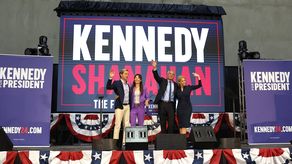 Sobrino de Kennedy elige a abogada como compañera de fórmula para elecciones de EEUU