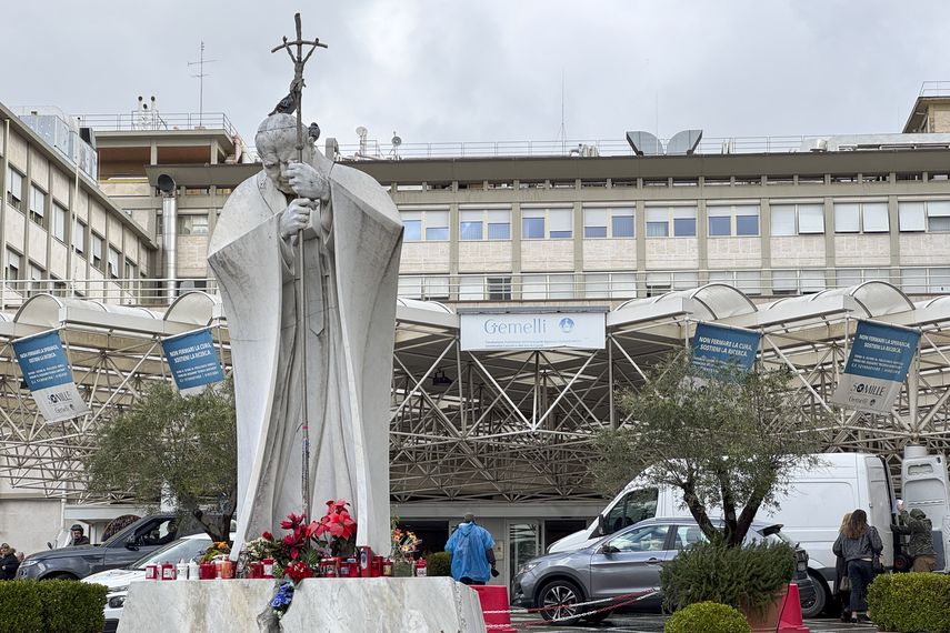 La neumonía bilateral que sufre el papa Francisco, hospitalizado desde el viernes, representa "ciertamente un cuadro difícil" para un hombre de 88 años, aquejado de otras patologías, estimó en una entrevista con AFP Andrea Ungar, profesor de geriatría de la Universidad de Florencia. La neumonía bilateral que sufre el papa Francisco, hospitalizado desde el viernes, representa "ciertamente un cuadro difícil" para un hombre de 88 años, aquejado de otras patologías, estimó en una entrevista con AFP Andrea Ungar, profesor de geriatría de la Universidad de Florencia. 