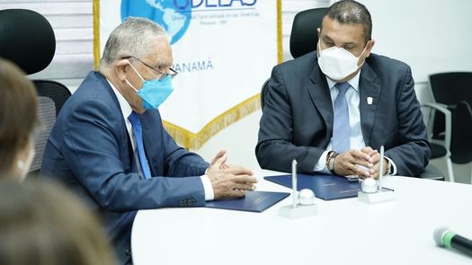 El alcalde del Municipio de David, Antonio Araúz Avendaño y el rector de UDELAS, Juan Bosco Bernal, firmaron el convenio.