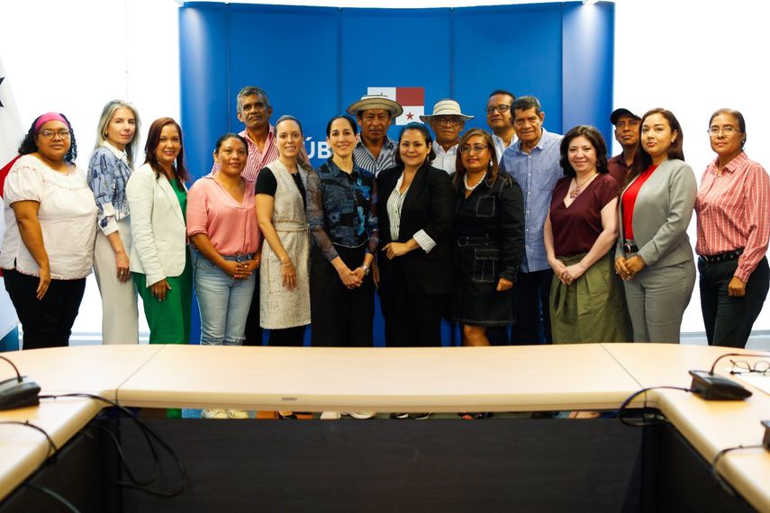 Artesanos se reúnen con ministra de Cultura para abordar retos del sector