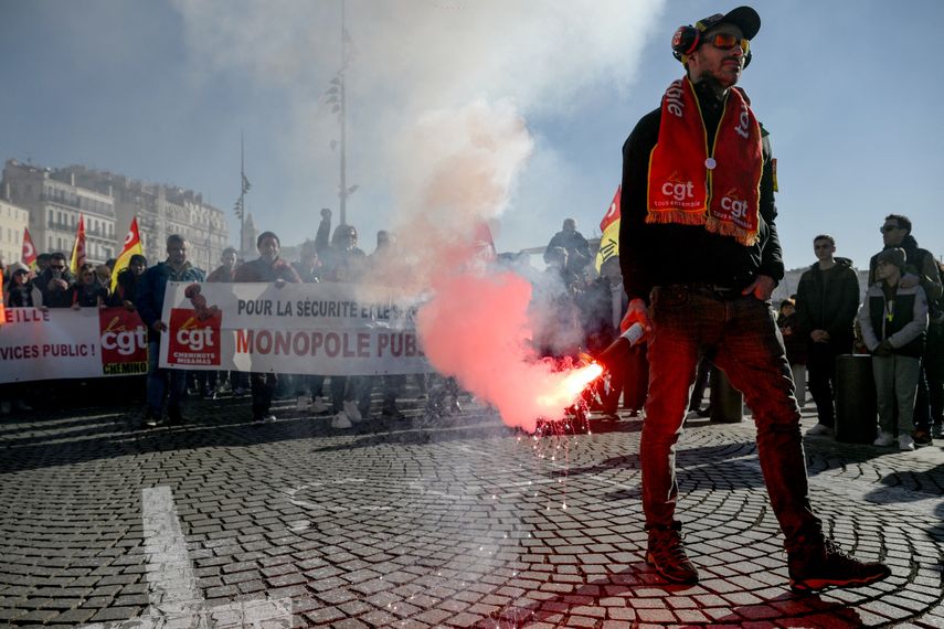 Francia vive nueva jornada de protestas contra pensiones
