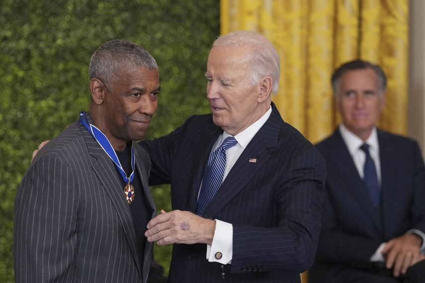 Joe Biden entrega medalla civil a Hillary Clinton, Soros y Denzel Washington