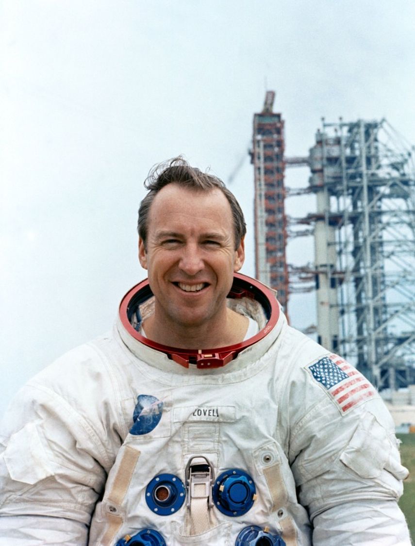 Lovell fue uno de los tres astronautas en orbitar la Luna por primera vez durante la misión Apolo 8. Lovell fue uno de los tres astronautas en orbitar la Luna por primera vez durante la misión Apolo 8.