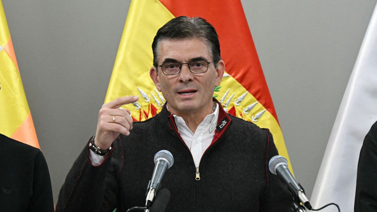 El presidente de Bolivia, Rodrigo Paz, anunció este lunes que reducirá a la mitad su sueldo y el de sus ministros, en un intento por apaciguar las fuertes protestas que exigen su renuncia. El presidente de Bolivia, Rodrigo Paz, anunció este lunes que reducirá a la mitad su sueldo y el de sus ministros, en un intento por apaciguar las fuertes protestas que exigen su renuncia.