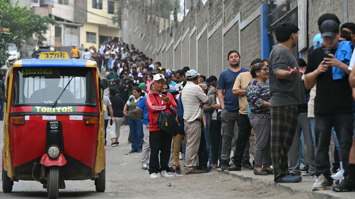 Perú retomó este lunes las elecciones presidenciales iniciadas el domingo, constató la AFP, luego de que más de 50.000 personas se quedaran sin votar por problemas en la distribución de material electoral. Perú retomó este lunes las elecciones presidenciales iniciadas el domingo, constató la AFP, luego de que más de 50.000 personas se quedaran sin votar por problemas en la distribución de material electoral.
