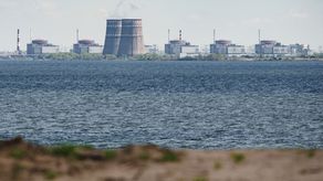 Ucrania acusa a Rusia de bombardear ciudad donde está central nuclear antes de visita de OIEA
