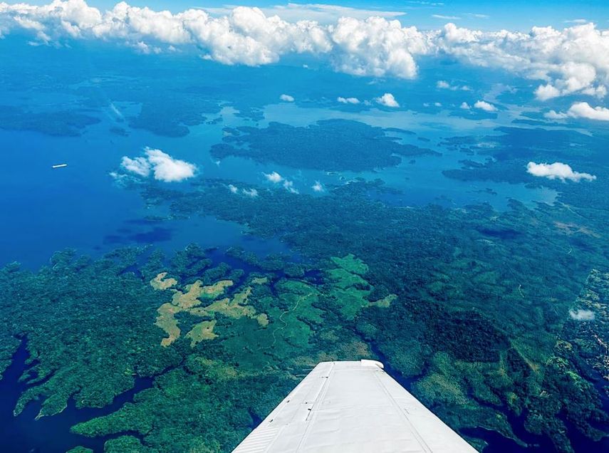 Un avión especializado de la Administración Nacional de Aeronáutica y el Espacio de Estados Unidos (NASA) sobrevoló el pasado febrero las selvas tropicales de Panamá y Costa Rica para crear un "algoritmo" que ayude a "comprender mejor los ecosistemas tropicales. Un avión especializado de la Administración Nacional de Aeronáutica y el Espacio de Estados Unidos (NASA) sobrevoló el pasado febrero las selvas tropicales de Panamá y Costa Rica para crear un "algoritmo" que ayude a "comprender mejor los ecosistemas tropicales.