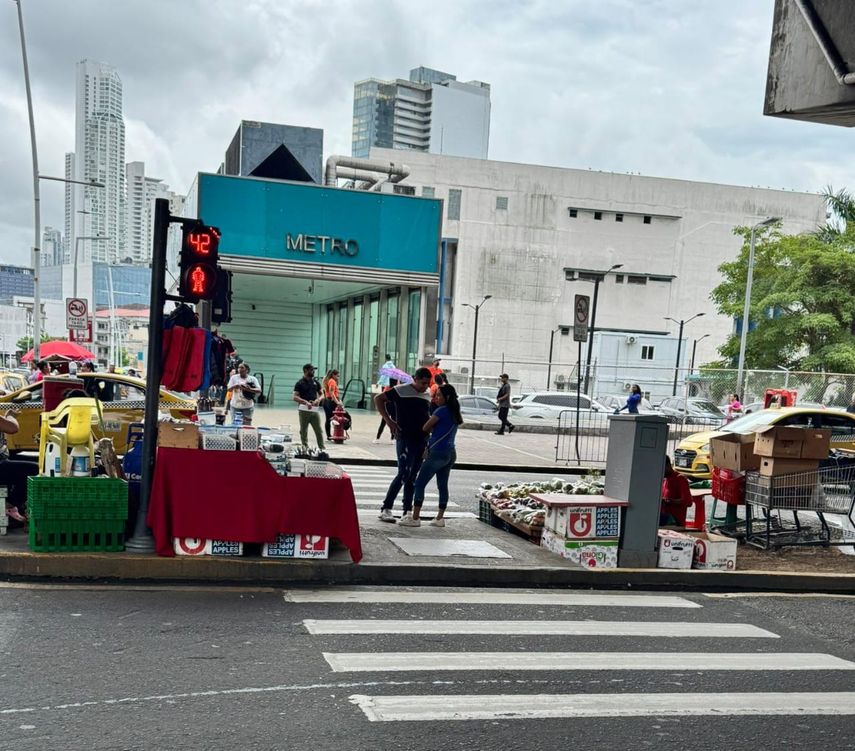 La Alcaldía de Panamá, a través de su asesor de Servicios a la Comunidad, Alfonso Ardines, sostuvo un diálogo con los buhoneros. La Alcaldía de Panamá, a través de su asesor de Servicios a la Comunidad, Alfonso Ardines, sostuvo un diálogo con los buhoneros.