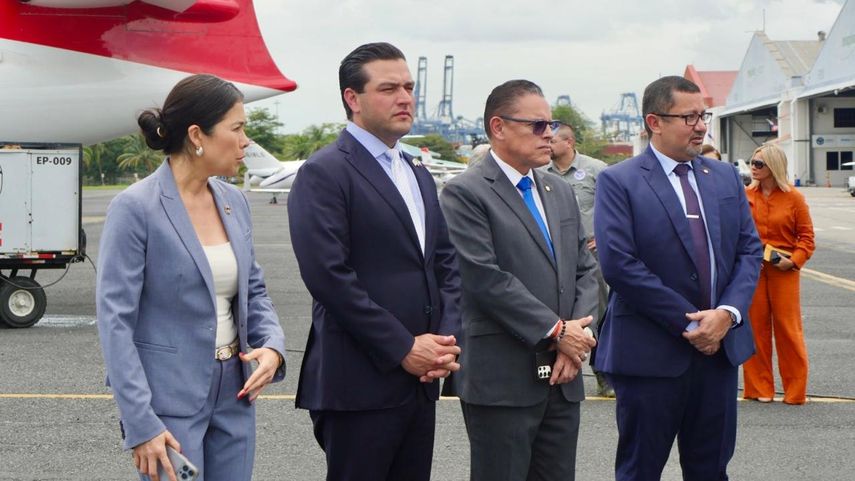 El Servicio Nacional de Migración (SNM), en coordinación con el Ministerio de Seguridad Pública (Minseg), realizó este 30 de octubre una nueva operación de deportación de ciudadanos extranjeros, como parte del cumplimiento del Memorándum de Entendimiento Migratorio suscrito entre Panamá y Estados Unidos. El Servicio Nacional de Migración (SNM), en coordinación con el Ministerio de Seguridad Pública (Minseg), realizó este 30 de octubre una nueva operación de deportación de ciudadanos extranjeros, como parte del cumplimiento del Memorándum de Entendimiento Migratorio suscrito entre Panamá y Estados Unidos.