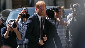 El rey Carlos III y su esposa Camila recibieron el viernes en Londres al príncipe Enrique, a su esposa Meghan y a sus dos hijos por primera vez en cuatro años, informaron varios medios británicos que citan al Palacio de Buckingham.