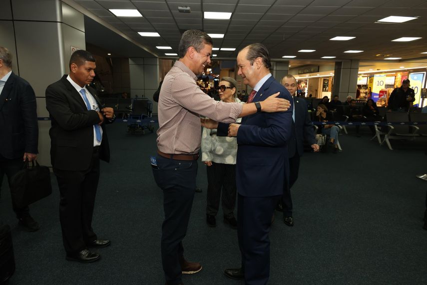 El presidente de Paraguay, Santiago Peña, llegó este martes a Panamá para reunirse con su homólogo José Raúl Mulino, en una semana en la que también se espera la visita del secretario de Estado estadounidense, Marco Rubio, en plena disputa por el Canal de Panamá. El presidente de Paraguay, Santiago Peña, llegó este martes a Panamá para reunirse con su homólogo José Raúl Mulino, en una semana en la que también se espera la visita del secretario de Estado estadounidense, Marco Rubio, en plena disputa por el Canal de Panamá.