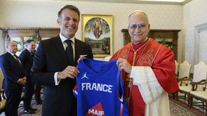 El papa León XIV y el presidente francés Emmanuel Macron mantuvieron el viernes una audiencia privada en el Vaticano en la que abordaron la guerra en Oriente Medio y, en un tono más distendido, también hablaron de baloncesto.