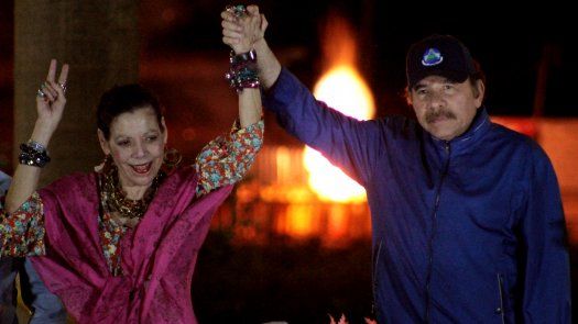 Daniel Ortega, aquel guerrillero de gruesos anteojos que combatió a la dictadura de Somoza busca, décadas después, perpetrarse en la presidencia en Nicaragua,