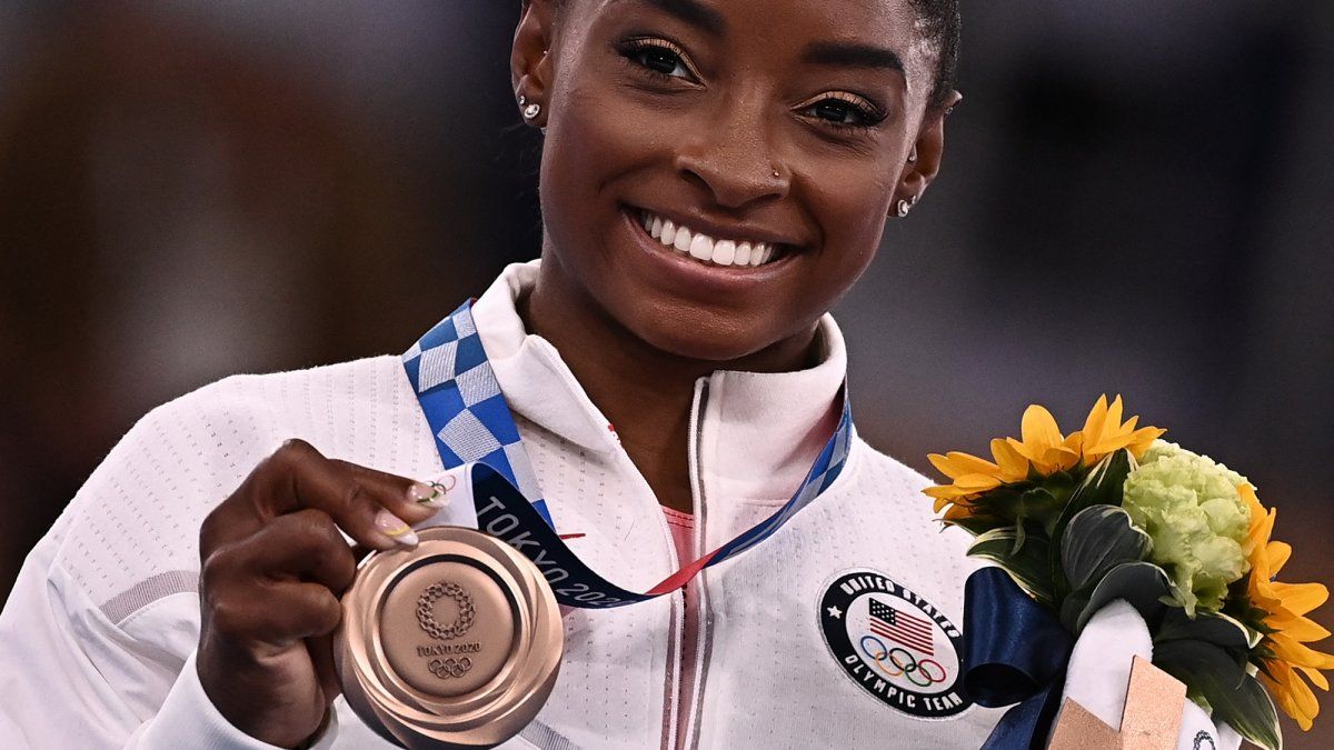 La estadounidense, que ya se había llevado el bronce en Rio-2016 en este mismo aparato, repite podio cinco años después tras lograr una puntuación de 14,000. AFP