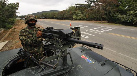 Gobierno de Colombia defiende cuestionada operación militar con presuntos civiles muertos