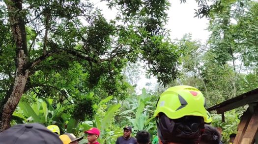 Las autoridades de socorro de Panamá hallaron este sábado el cuerpo sin vida de una niña de 12 años que quedó sepultada por un deslizamiento de tierra en la provincia occidental de Bocas del Toro, la más castiga por las fuertes lluvias que se han registrado en el país en las últimas horas. Las autoridades de socorro de Panamá hallaron este sábado el cuerpo sin vida de una niña de 12 años que quedó sepultada por un deslizamiento de tierra en la provincia occidental de Bocas del Toro, la más castiga por las fuertes lluvias que se han registrado en el país en las últimas horas.