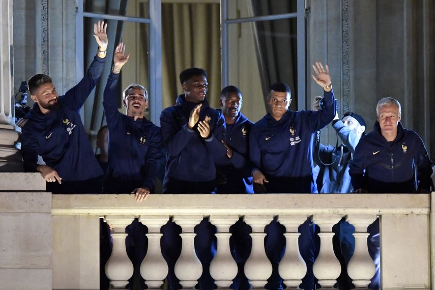 Los jugadores y el seleccionador de Francia aparecieron en el balcón del hotel Crillon hacia las 21h40 locales para saludar a los numerosos aficionados que ondeaban banderas de Francia y proclamaban su agradecimiento a los Bleus.